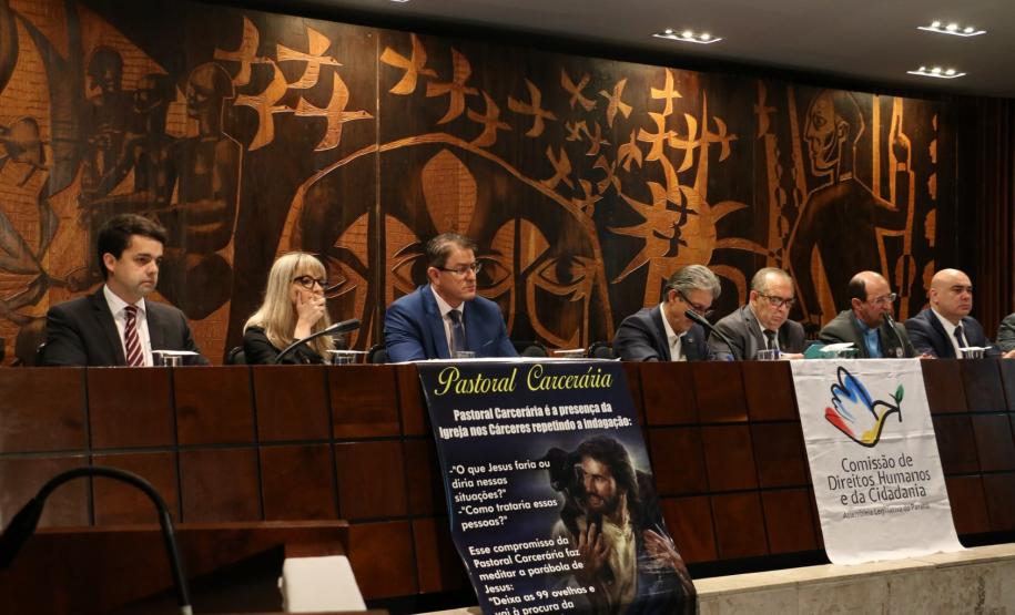 NUPEP participa de Audiência Pública sobre o sistema prisional Mesa de composição do debate.