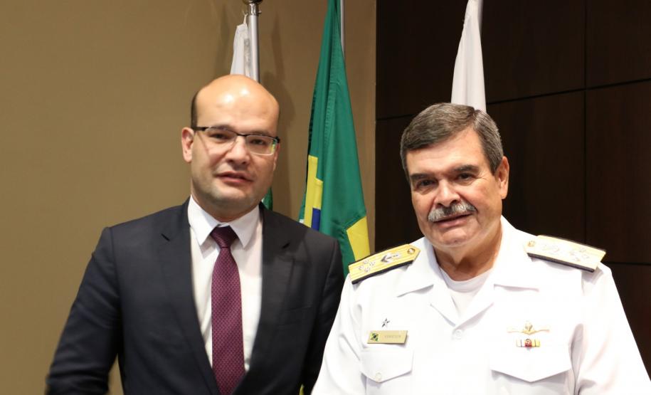 DPG marca presença no IV Simpósio de Direito Militar Na foto, o defensor público-geral, dr. Eduardo Abraão, e o ministro presidente do Superior Tribunal Militar, almirante de esquadra Marcus Vinícius Oliveira dos Santos