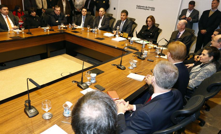 Participaram da solenidade o presidente do Tribunal de Justiça do Paraná, desembargador Guilherme Luiz Gomes; os secretários estaduais da Justiça, Cidadania e Direitos Humanos, Maria Tereza Uille Gomes, e da Segurança Pública, Leon Grupenmacher; a defensora pública-geral do Estado, Josiane Fruet Bettini Lupion; o corregedor-geral de Justiça, desembargador Lauro Fabrício de Melo; a procuradora regional do Ministério Público Federal, Antônia Lélia Sanches; o presidente da Celepar, Jacson Carvalho