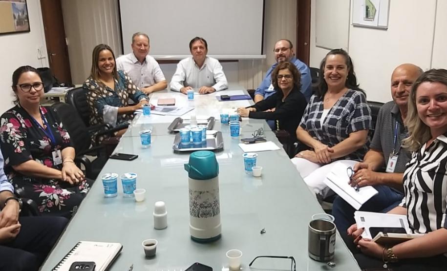 Foto da reunião, ocorrida na terça-feira (17). Na foto estão presentes: o prefeito de Foz do Iguaçu, Chico Brasileiro; a coordenadora do NUFURB, dra. Olenka Lins e Silva; e equipe.