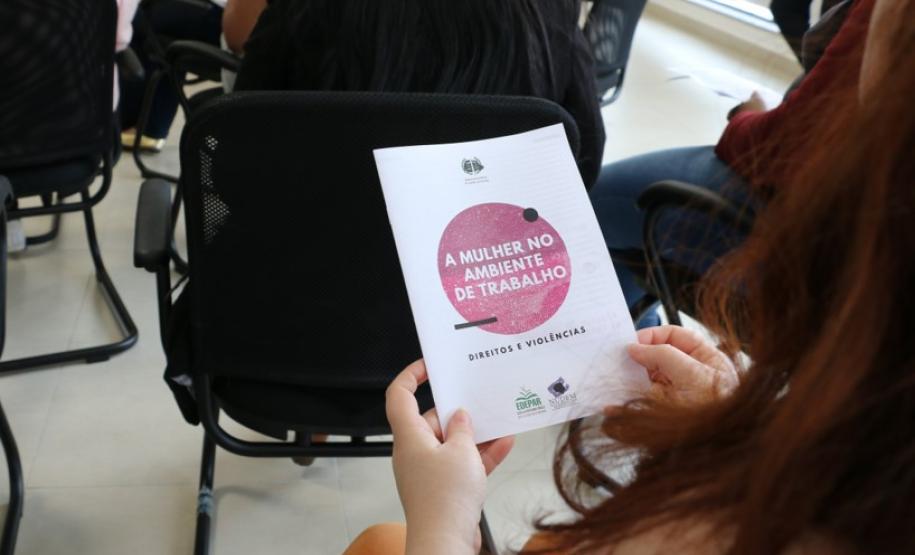 NUDEM promove manhã voltada às mulheres A cartilha “A Mulher no Ambiente de Trabalho – Direitos e Violências” esclarece quais são os principais tipos de assédio, conta como agir em casos de violência, define os termos utilizados e aborda alguns dos direitos trabalhistas da mulher