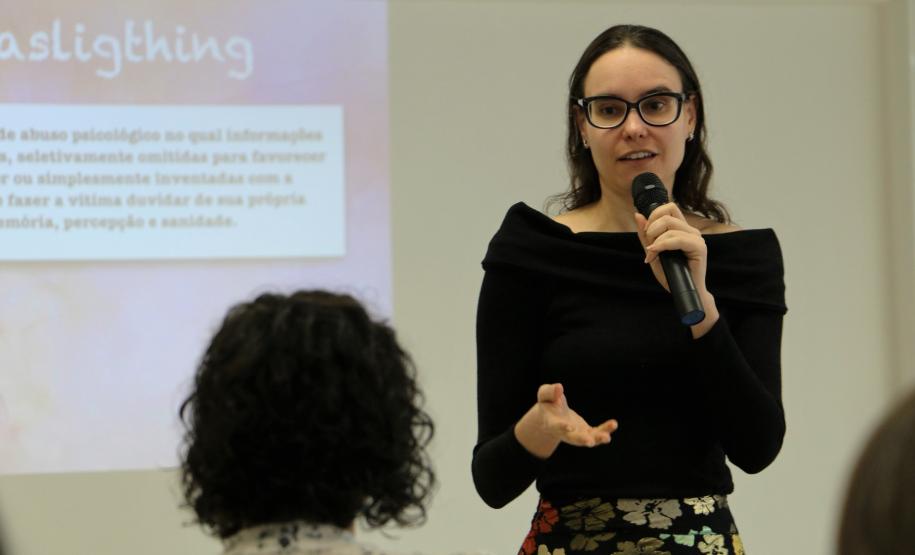 NUDEM promove manhã voltada às mulheres A psicóloga do Centro de Atendimento Multidisciplinar, Marcela de Oliveira Ortolan
