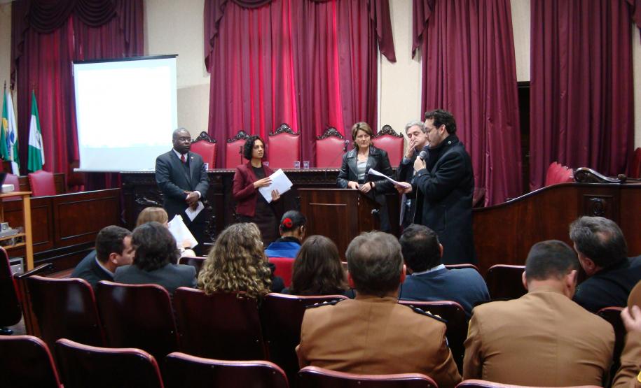 O defensor público Antônio Vitor Barbosa de Almeida e da Ouvidora Geral da DPPR, Santa de Souza, também participaram da reunião.