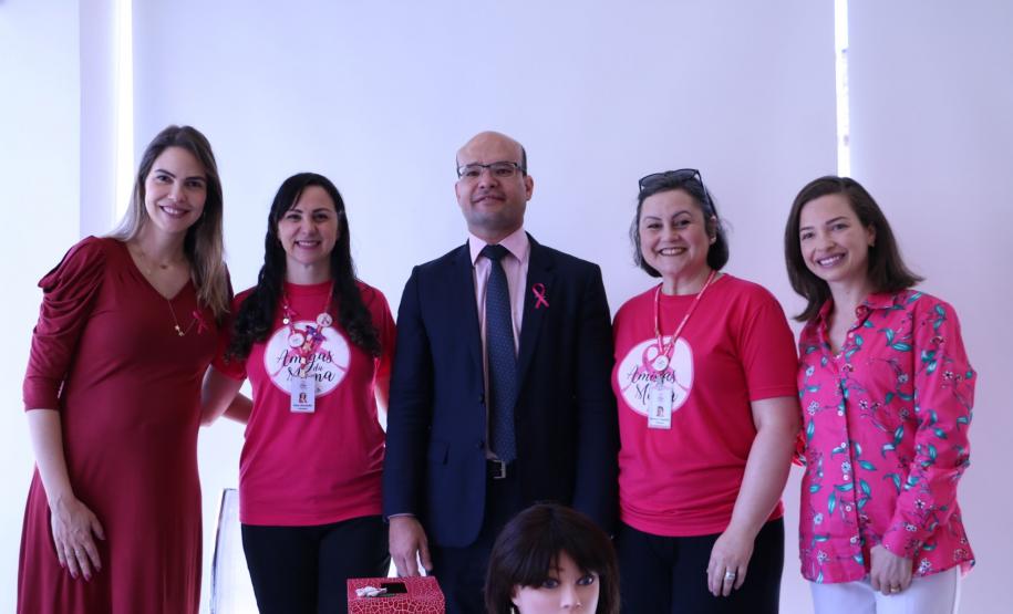 DPE-PR promove manhã de conscientização sobre o Outubro Rosa Da direita para a esquerda: a coordenadora do NUDEM, dra. Eliana Lopes, a voluntária do AAMA, Daniele Banzzatto, o defensor público-geral, dr. Eduardo Abraão, a presidente do AAMA, Macarcy de Fátima Bernardini Engelbert e a assistente social da EDEPAR, Gabriele Rezende.