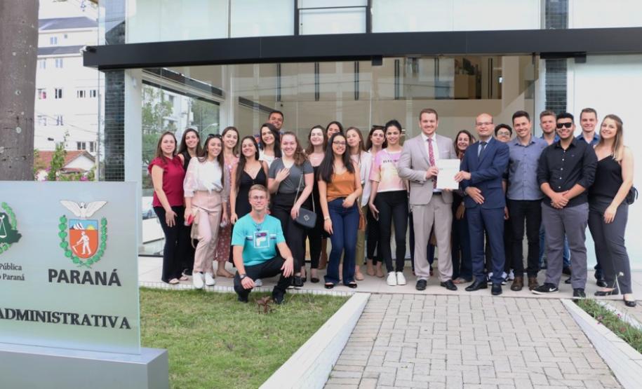 Alunas e alunos da PUCPR Toledo com o defensor público-geral, dr. Eduardo Abraão.