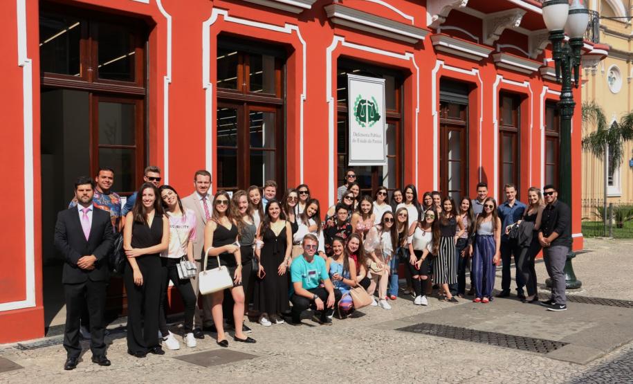 Alunas e alunos da PUCPR Toledo com o defensor público dr. Erick Lé Palazzi Ferreira.