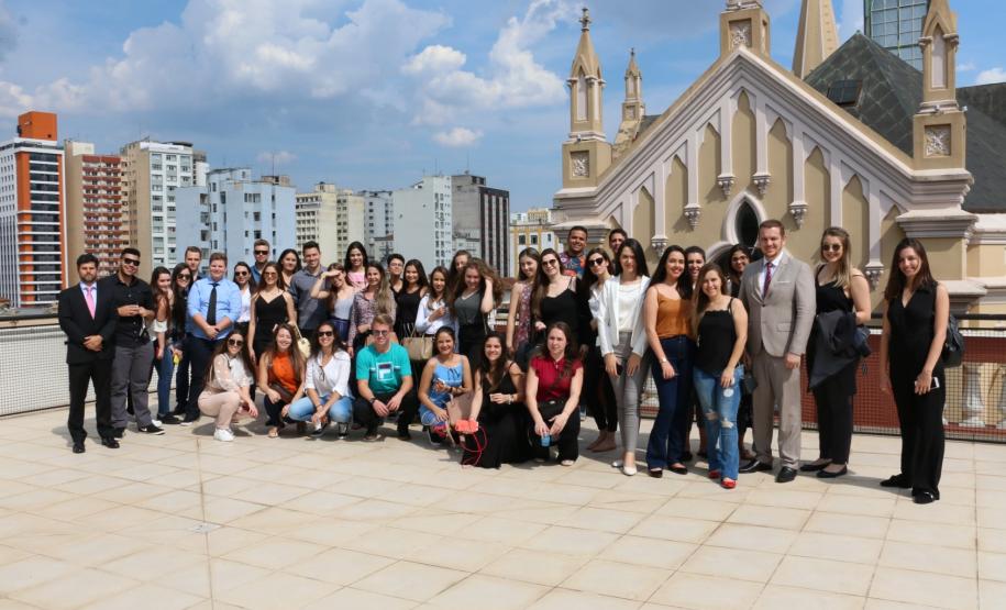 Alunas e alunos da PUCPR Toledo com o defensor público dr. Erick Lé Palazzi Ferreira.