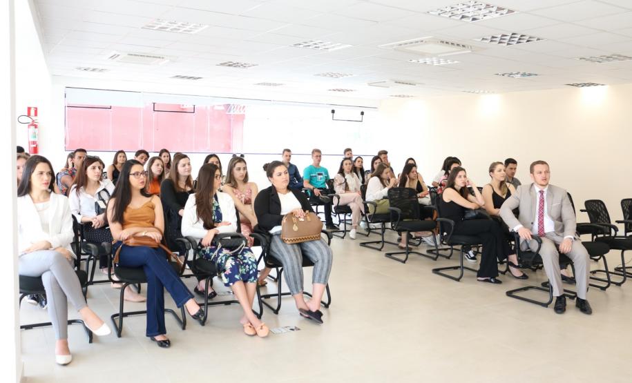 Alunas e alunos da PUCPR Toledo durante a fala do defensor público dr. Erick Lé Palazzi Ferreira.
