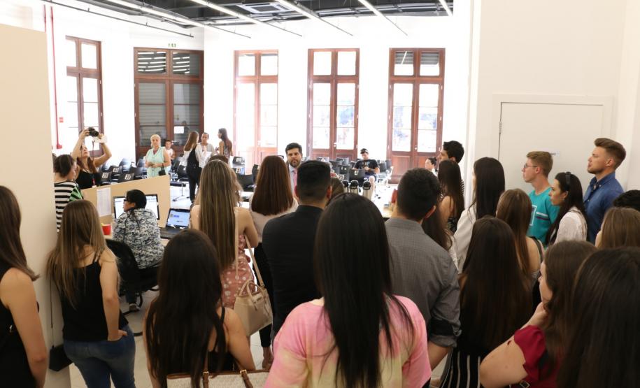 Alunas e alunos da PUCPR Toledo durante a fala do defensor público dr. Erick Lé Palazzi Ferreira.