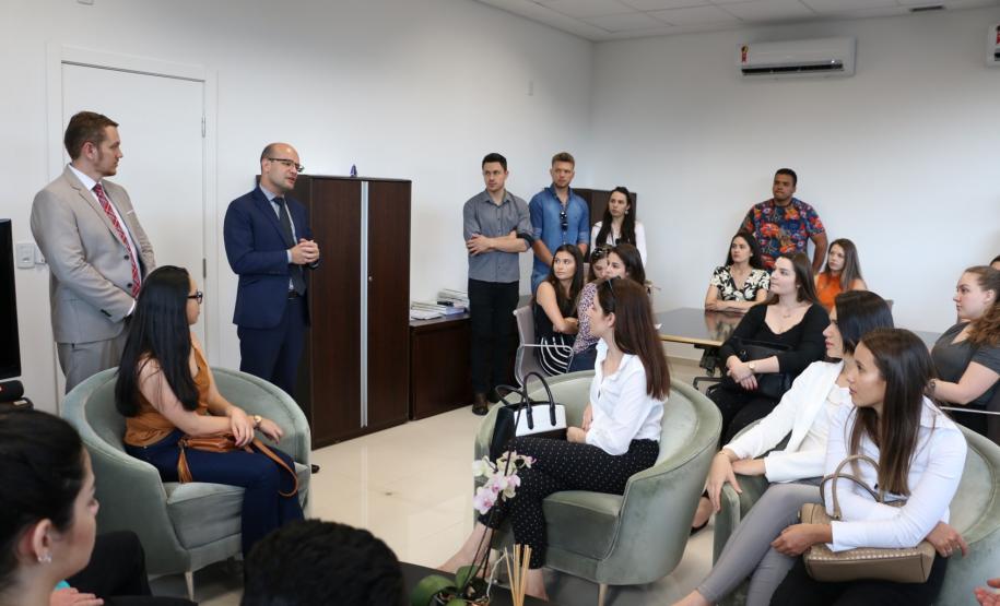 Alunas e alunos da PUCPR Toledo durante a fala do defensor público-geral, dr. Eduardo Abraão.
