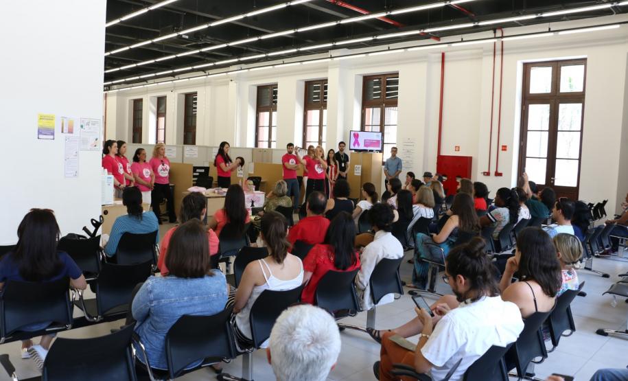 Os encontros acontecem mensalmente na sala de espera do CAM, em Curitiba