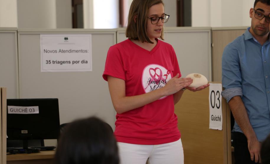 Os encontros acontecem mensalmente na sala de espera do CAM, em Curitiba