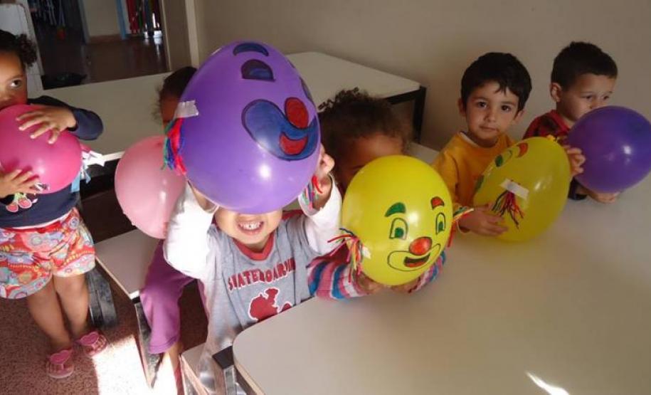 Crianças do Centro Municipal de Educação Infatntil (CMEI) Darvil José Caron.