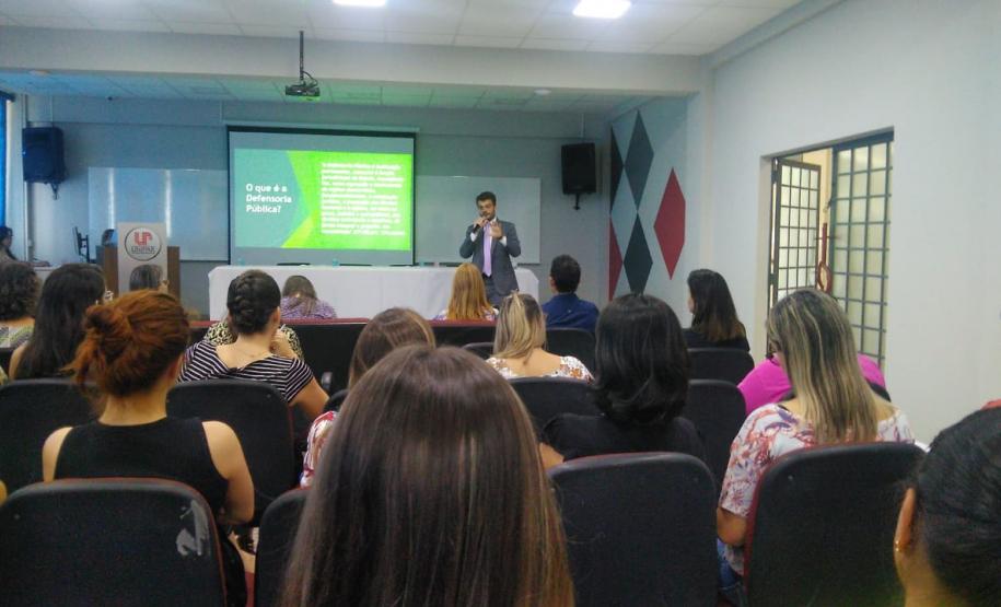 O defensor público dr. Bruno Müller, ministrando a palestra “A Execução das Medidas Socioeducativas em Tempos de SINASE”.