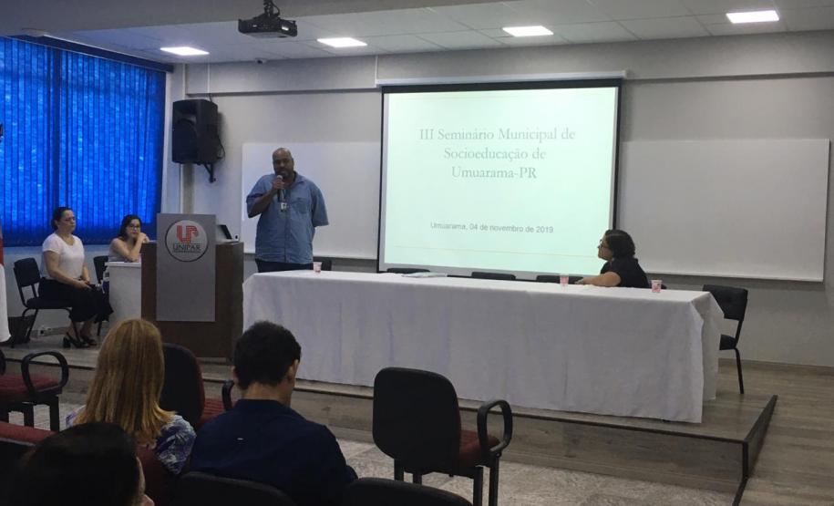 O psicólogo Clodoaldo Porto Filho mediando a palestra da psicóloga do Centro de Socioeducação (CENSE) de Maringá, Lara Hauser dos Santos Neponuceno.