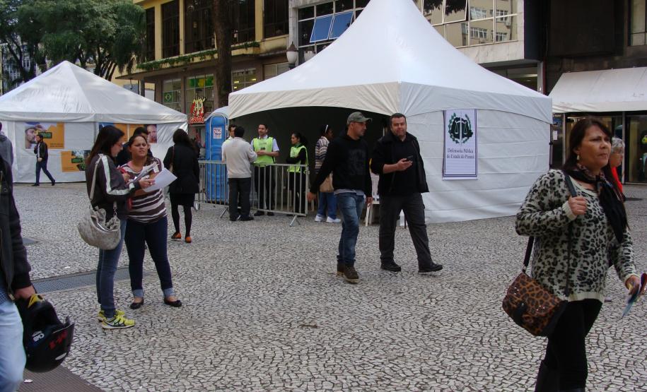 Defensores realizam atuação especial durante jogos da Copa em Curitiba.