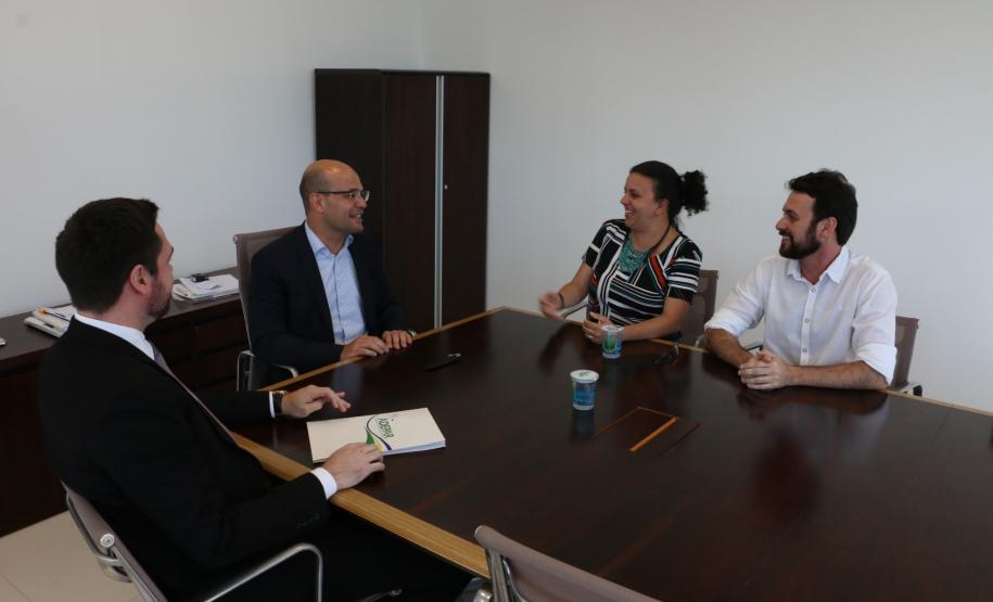 Nova diretoria da ADEPAR é recebida pelo defensor público-geral