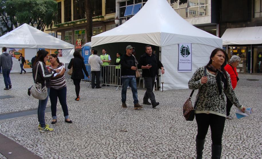 DPPR atende em tenda montada no centro de Curitiba