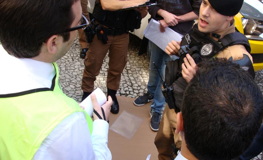 Defensores acompanham abordagem da polícia durante manifestação