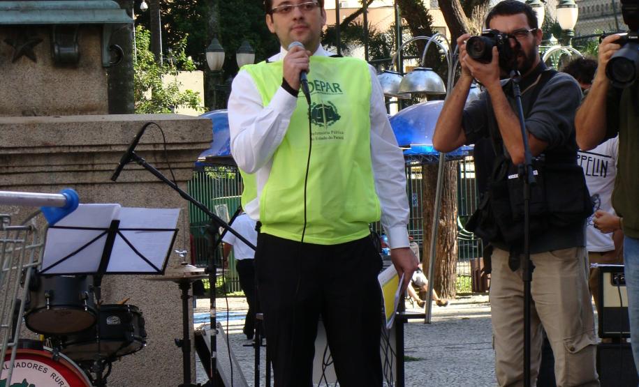 O defensor público Dezidério Lima fala para a população sobre o direito de livre manifestação