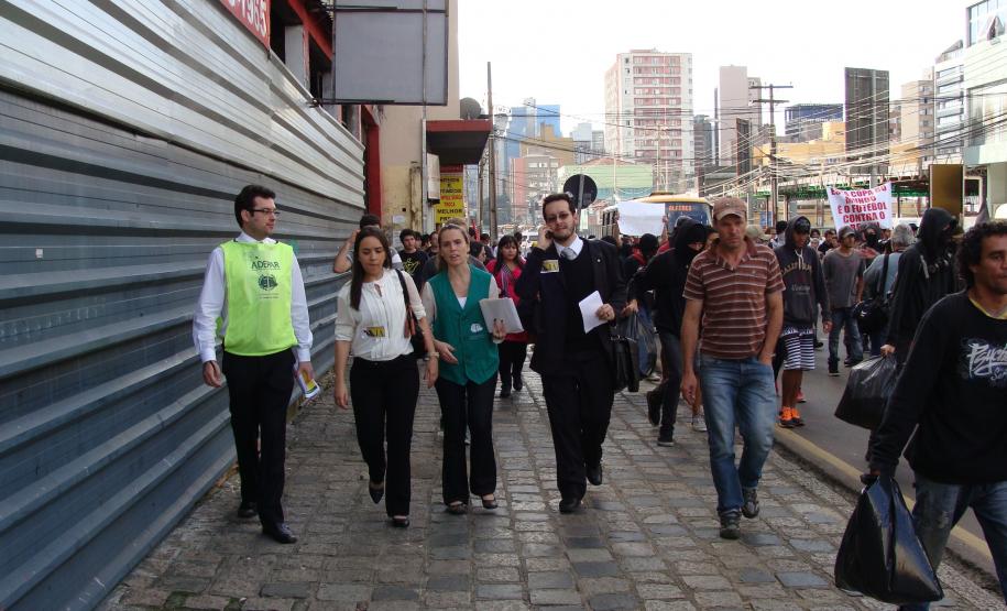 Defensores acompanham manifestação no primeiro dia de jogo da Copa em Curitiba