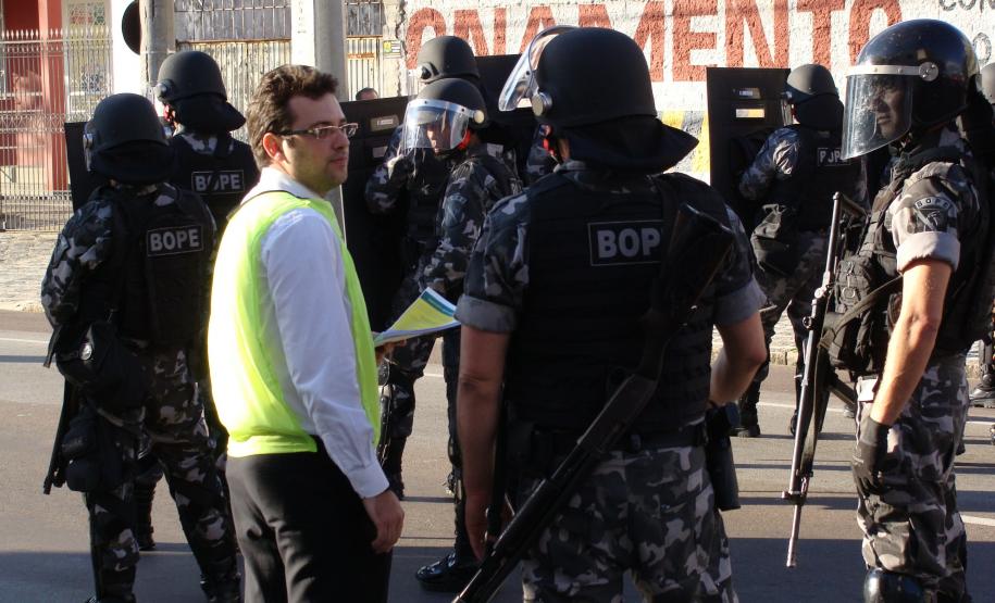 Defensores acompanham manifestação no primeiro dia de jogo da Copa em Curitiba