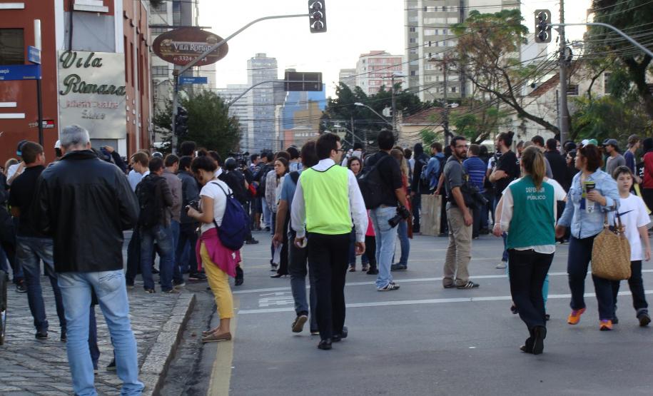 Defensores acompanham manifestação no primeiro dia de jogo da Copa em Curitiba