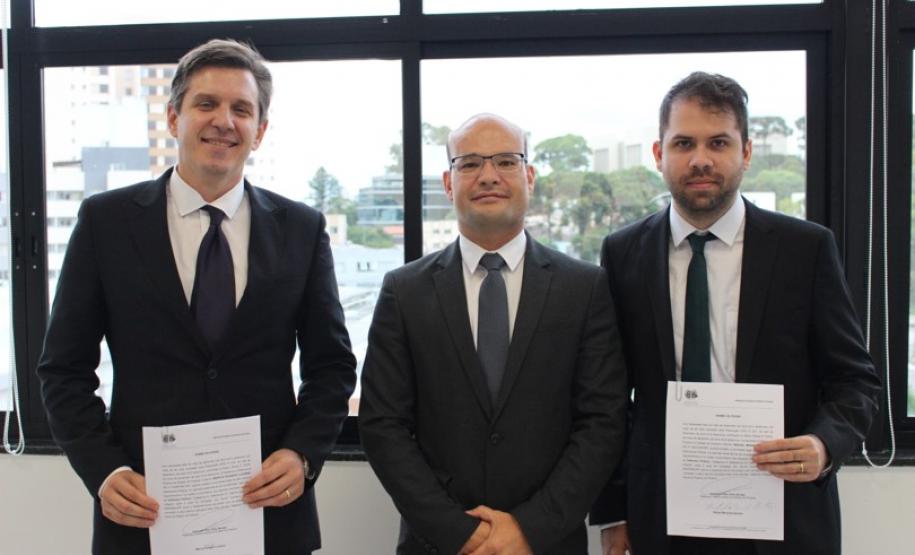 Da esquerda para a direita: o defensor público empossado, dr. Marcio Rogerio Licerre; o defensor público-geral, dr. Eduardo Abraão; e o defensor público empossado, dr. Rafael Miranda Santos.