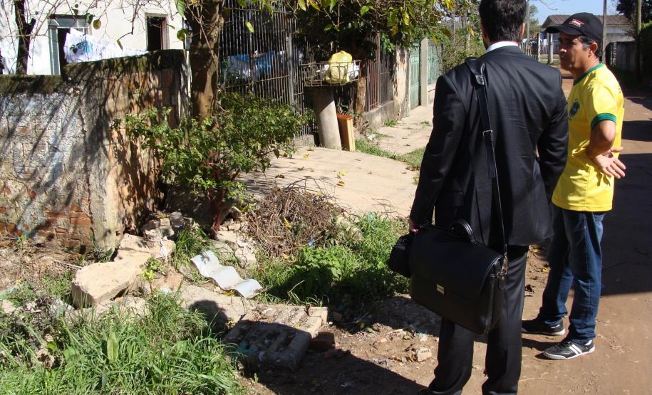 O coordenador do Grupo de Trabalho de Direito à Moradia e Questões Fundiárias, Diego Cantoario, conversa com moradores da Vila Joanita