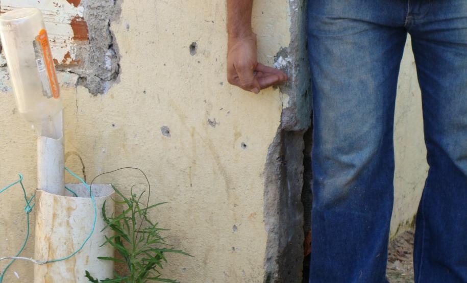 Moradores indicam nível atingido pela água