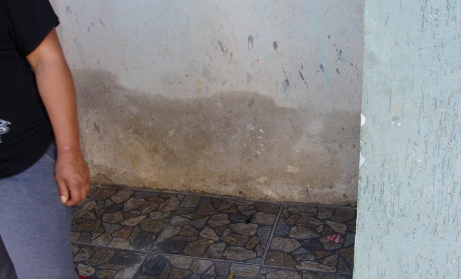 Moradores indicam nível atingido pela água