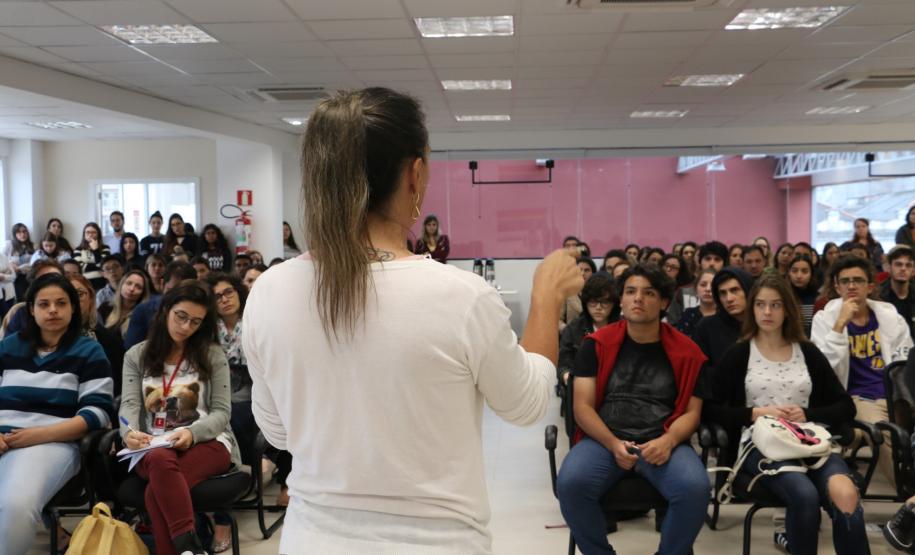 Evento na DPE-PR capacita comunidade interna para atendimento à população trans Conduzido pelos grupos Mães Pela Diversidade e TransGrupo Marcela Prado, o encontro possibilitou debates e trocas de experiência.