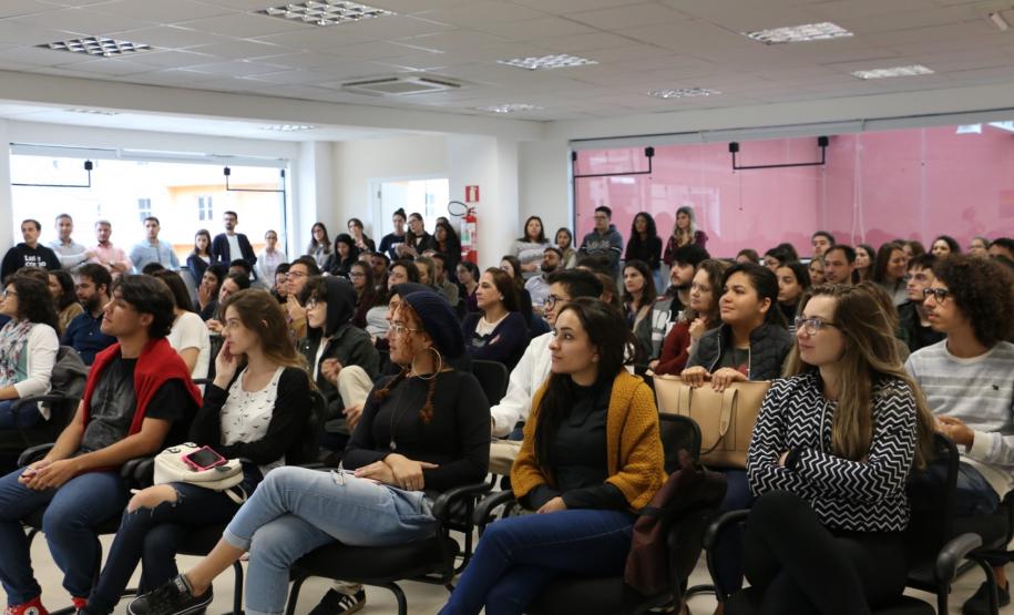 Evento na DPE-PR capacita comunidade interna para atendimento à população trans Conduzido pelos grupos Mães Pela Diversidade e TransGrupo Marcela Prado, o encontro possibilitou debates e trocas de experiência.