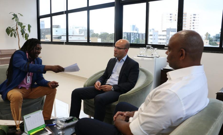 Defensor Público-Geral recebe Superintendente Geral de Diálogo e Interação Social em seu gabinete Defensor público-geral do Estado do Paraná, Dr. Eduardo Pião Ortiz Abraão, recebeu em seu gabinete o coordenador de Tratamento e Análise da Superintendência Geral de Diálogo e Interação Social, Denilton Laurindo.