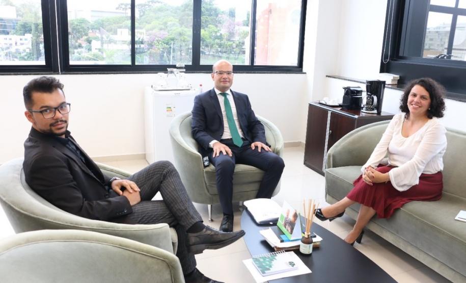Defensor Público-Geral recebe em seu gabinete os presidentes da ADEPAR e da ASSEDEPAR Nesta quarta-feira (22), o defensor público-geral do Estado, Eduardo Abraão, recebeu a presidente da Associação das Defensoras e Defensores Públicos do Paraná (ADEPAR), Ana Caroline Teixeira e o presidente da Associação dos Servidores da Defensoria Pública, Louis Pasteur Servilha (ASSEDEPAR), para tratar de pautas conjuntas das associações.