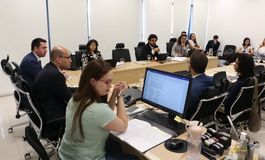 Na manhã dessa sexta-feira (31), durante a primeira reunião extraordinária do Conselho Superior da Defensoria Pública do Estado do Paraná, o defensor público-geral, dr. Eduardo Abraão, empossou cinco conselheiras(os).