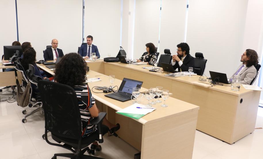 Na manhã dessa sexta-feira (31), durante a primeira reunião extraordinária do Conselho Superior da Defensoria Pública do Estado do Paraná, o defensor público-geral, dr. Eduardo Abraão, empossou cinco conselheiras(os).