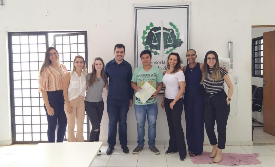 Equipe da Defensoria Pública em Cianorte: Raphael Siqueira Neves e Fernanda Luckmann Saratt (Defensor e Defensora); Ronilda Lucena Delgado e Sara de Jesus Araujo (assessoras jurídicas); Taynara Rocha Martins, Lídia Ricci Roque e Gabriela Gonçalves Mendes de Freitas (estagiaras); e o assistido Thiago Goulart.