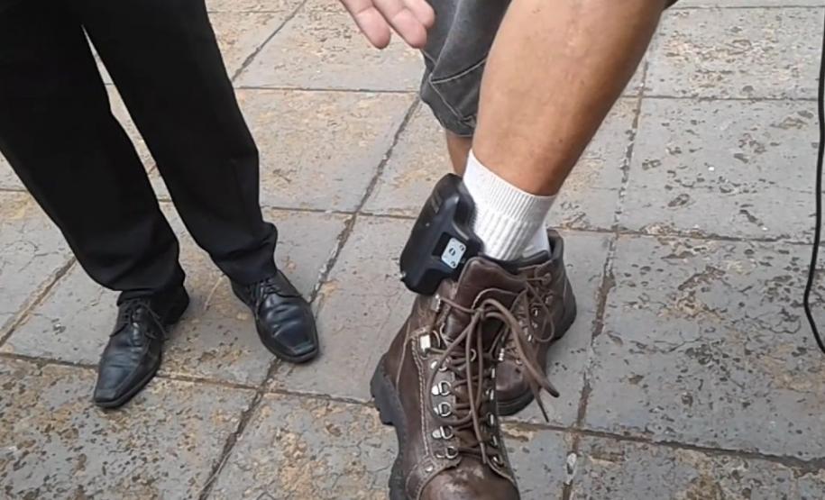 Perante o STJ, DPE-PR em Umuarama garante emprego a assistido que faz uso de tornozeleira eletrônica Em regime semiaberto, com uso de tornozeleira eletrônica, o assistido procurou a DPE-PR informando que havia conseguido emprego de caminhoneiro, com carteira assinada, mas que precisaria se deslocar para várias cidades do país.