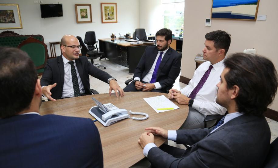 O defensor público-geral e o subdefensor,  juntos com os deputados estaduais Paulo Litro e Luiz Fernando Guerra, que também participaram do encontro, foram recebidos pelo chefe da casa Civil, Guto Silva.