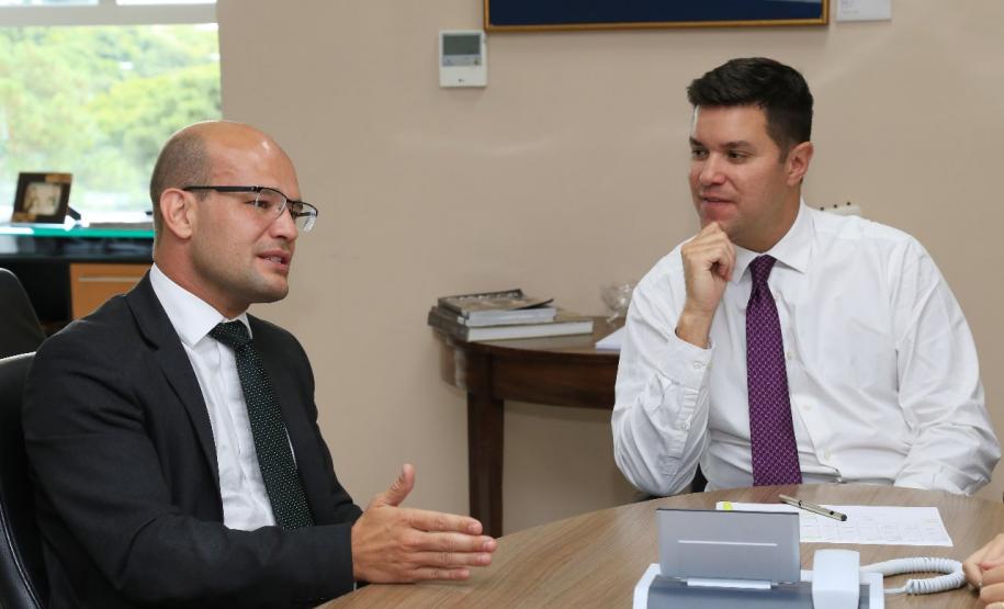 O defensor público-geral e o subdefensor,  juntos com os deputados estaduais Paulo Litro e Luiz Fernando Guerra, que também participaram do encontro, foram recebidos pelo chefe da casa Civil, Guto Silva.