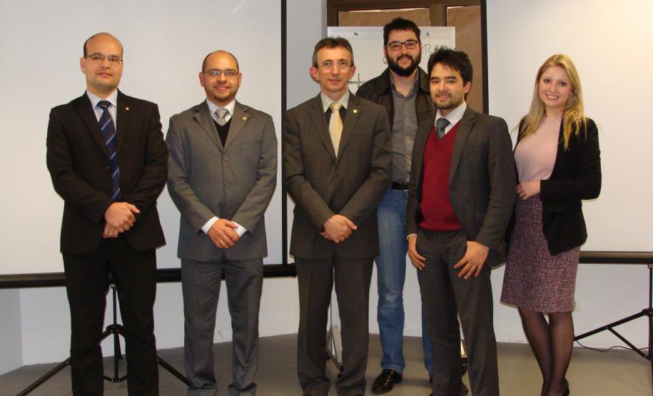 A partir da esquerda: os defensores públicos Eduardo Pião Ortiz Abraão, Arthur Corrêa da Silva Neto, José Adaumir Arruda da Silva, Henrique Camargo Cardoso, Alexandre Kassama e a diretora da EDEPAR Andrea Miranda.