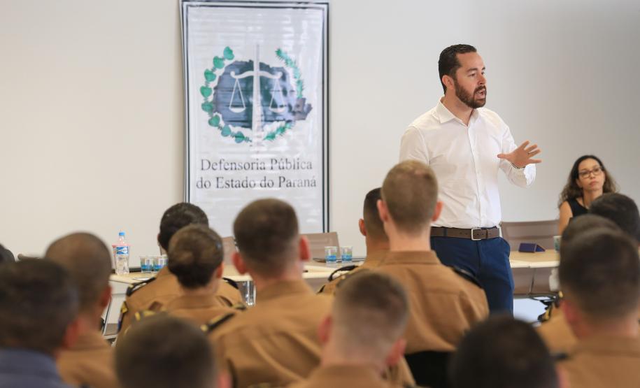 EDEPAR organiza curso de capacitação de Policiais Militares em formação Na última segunda-feira (17), a Escola da Defensoria Pública do Estado do Paraná (EDEPAR) realizou o Curso de capacitação de Policiais Militares em formação na sede central da Defensoria Pública.