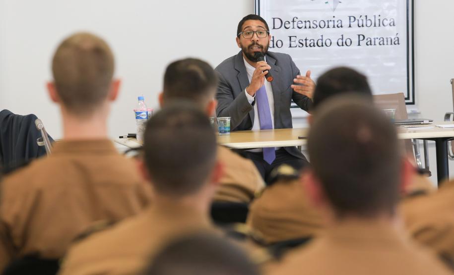 EDEPAR organiza curso de capacitação de Policiais Militares em formação Na última segunda-feira (17), a Escola da Defensoria Pública do Estado do Paraná (EDEPAR) realizou o Curso de capacitação de Policiais Militares em formação na sede central da Defensoria Pública.
