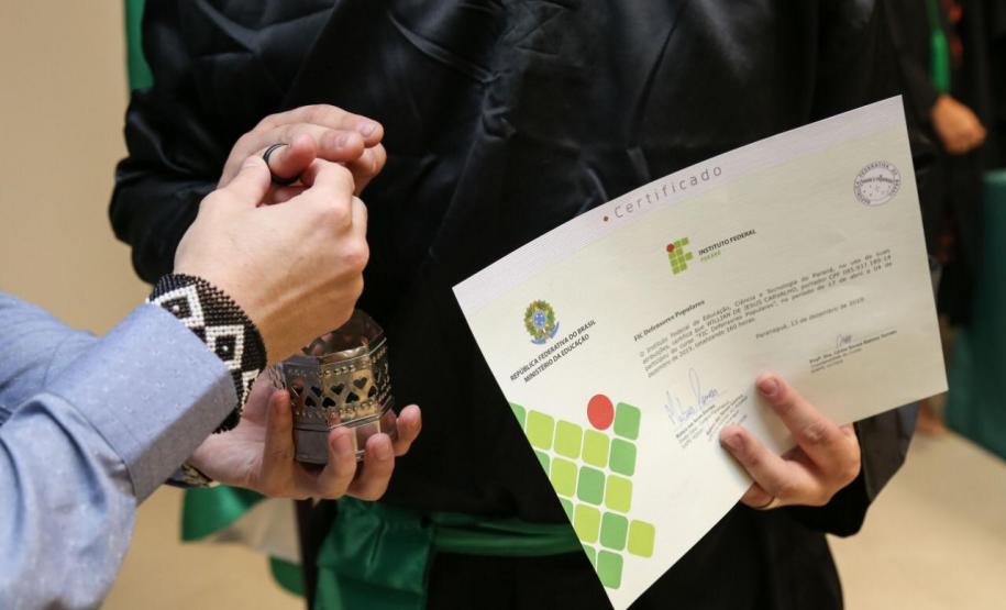 São mães, país, avós e vizinhas (os) que saem do curso com a responsabilidade de serem agentes transformadoras(es) nos lugares onde vivem.