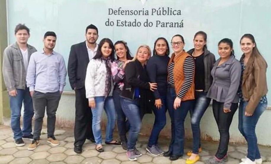 São mães, país, avós e vizinhas (os) que saem do curso com a responsabilidade de serem agentes transformadoras(es) nos lugares onde vivem.