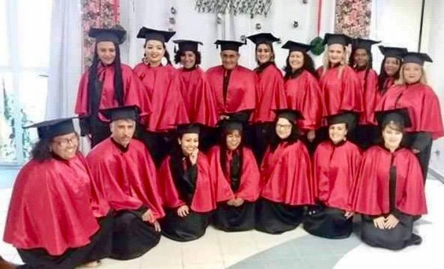 São mães, país, avós e vizinhas (os) que saem do curso com a responsabilidade de serem agentes transformadoras(es) nos lugares onde vivem.