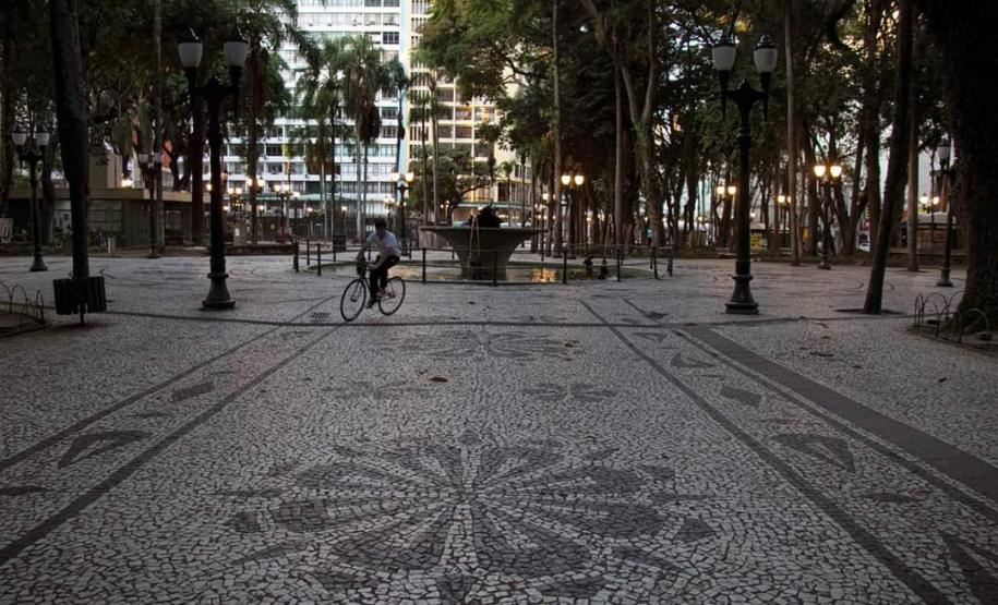 Os locais, por serem situados no centro da cidade, abrigam um grande número de pessoas em situação de rua.