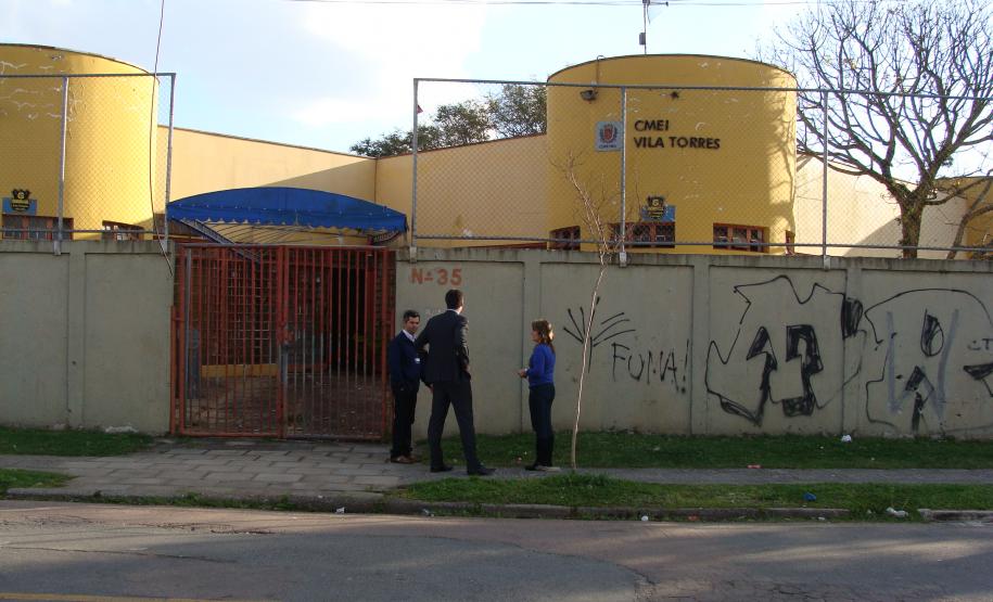 No local existe um Centro Municipal de Educação Infantil (CMEI) que está desativado.