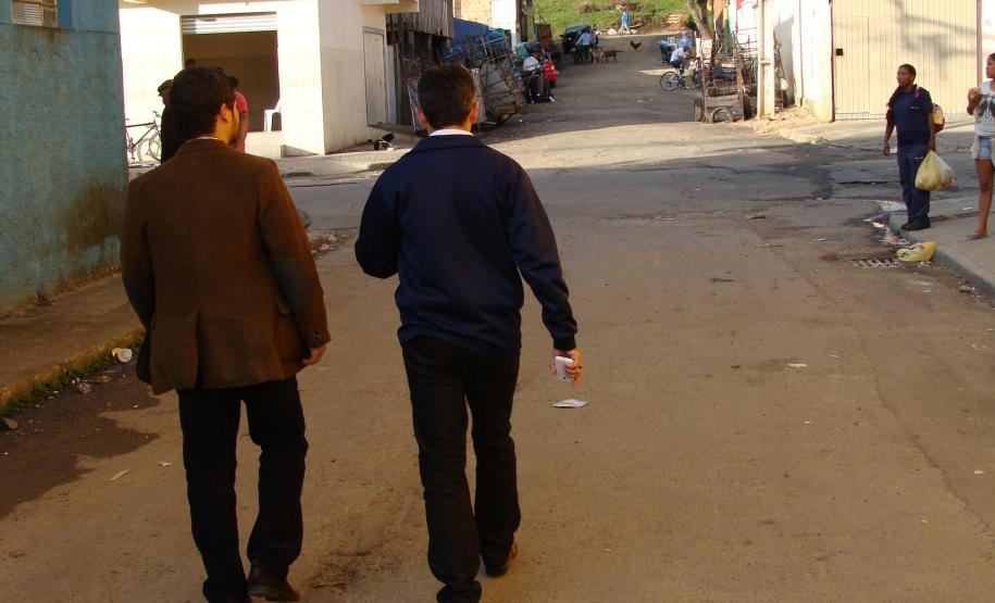 Durante a visita, os defensores conheceram os serviços públicos disponíveis à população local e tiveram a oportunidade de conversar com alguns moradores.